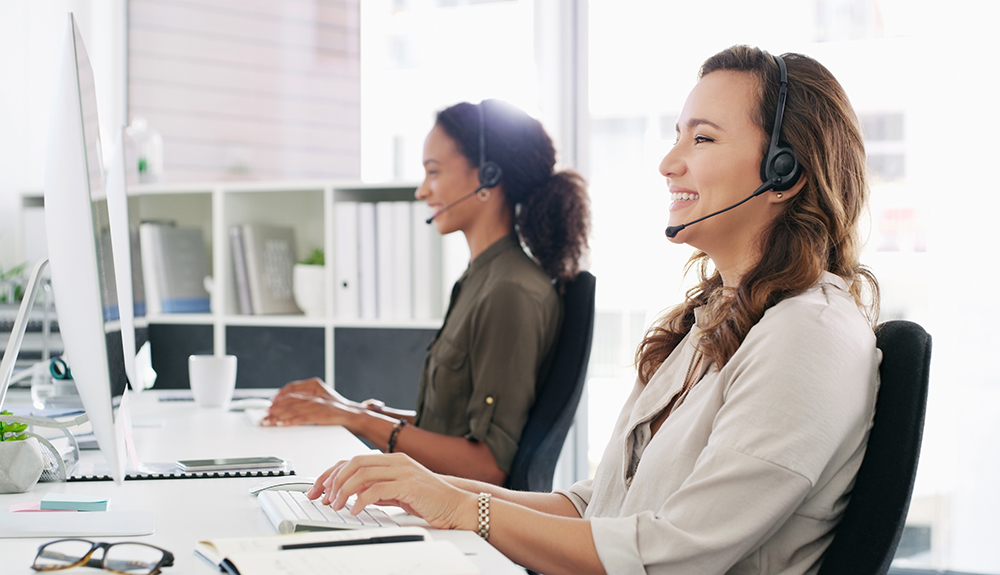 Mitarbeiterinnen in einem Büro die Telefonakquise durchführen