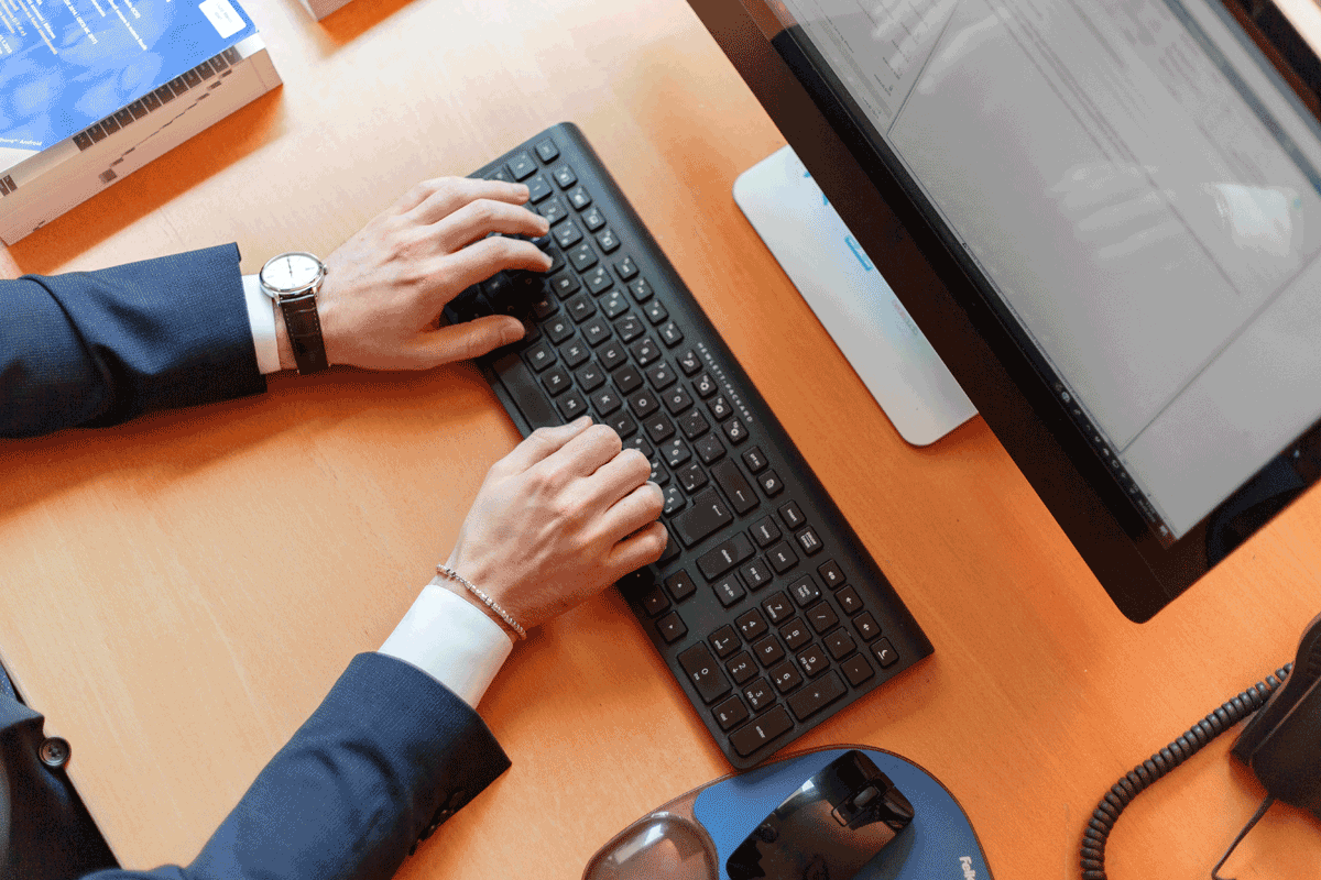 mains sur un clavier