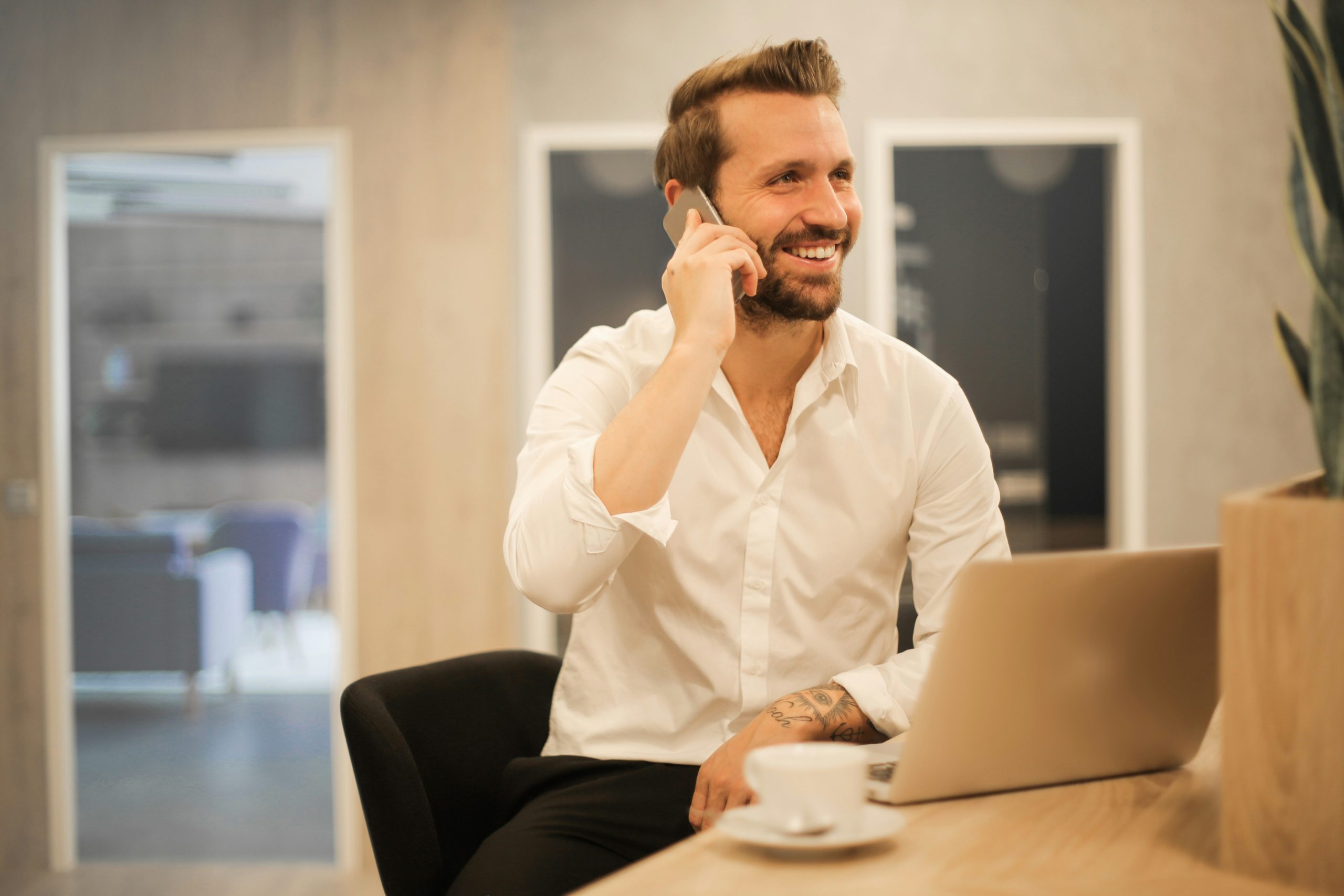 Homme au téléphone