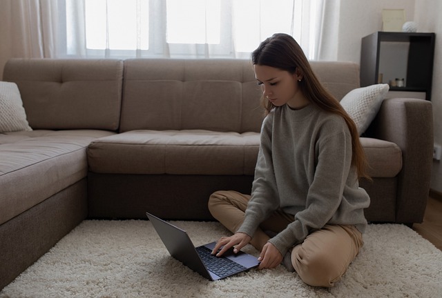 Frau arbeitet von zu Hause