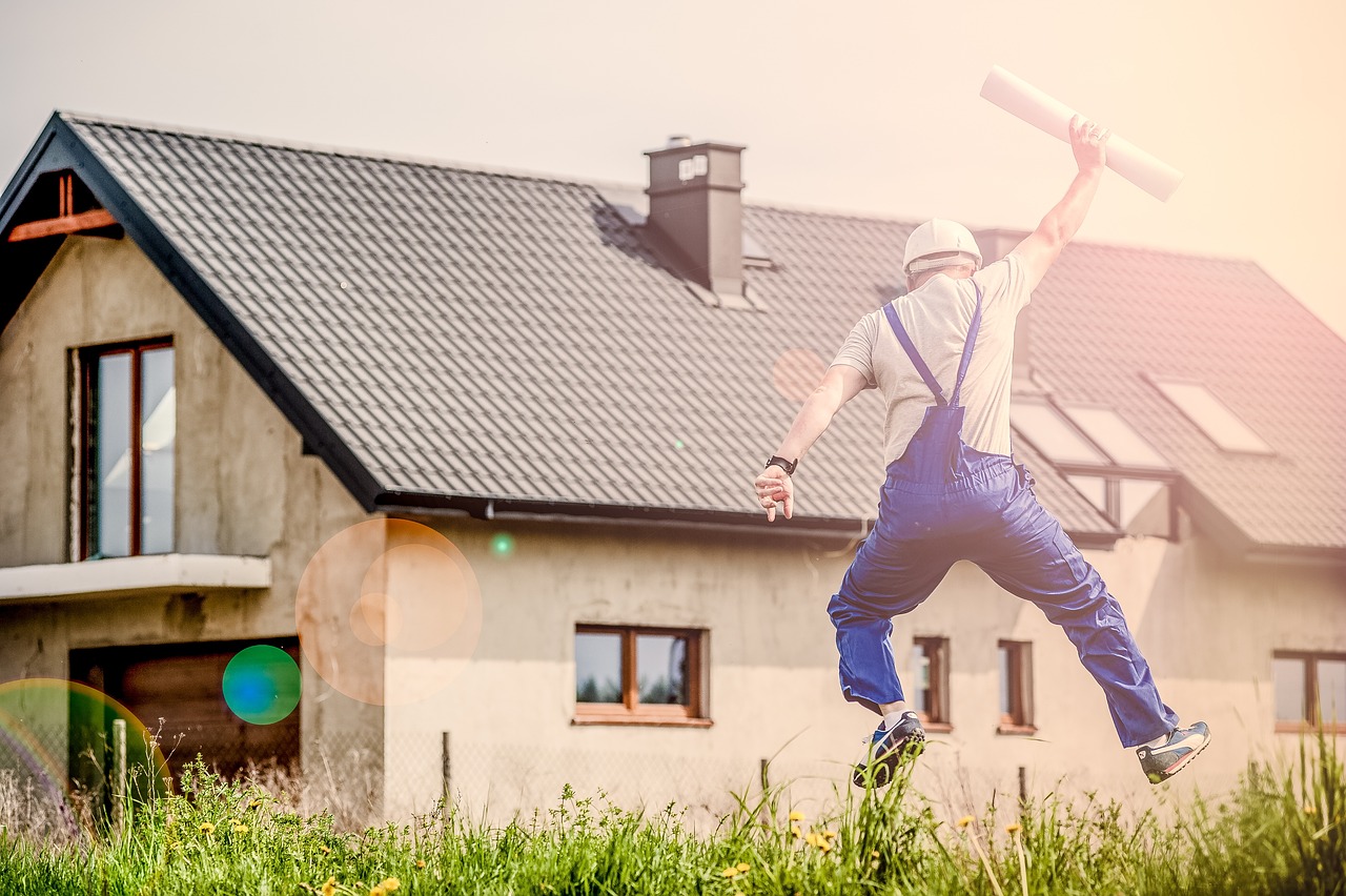 Architecte qui saute devant une maison