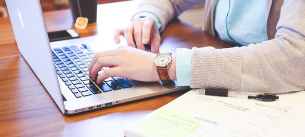 femme qui tape sur son clavier d'ordinateur