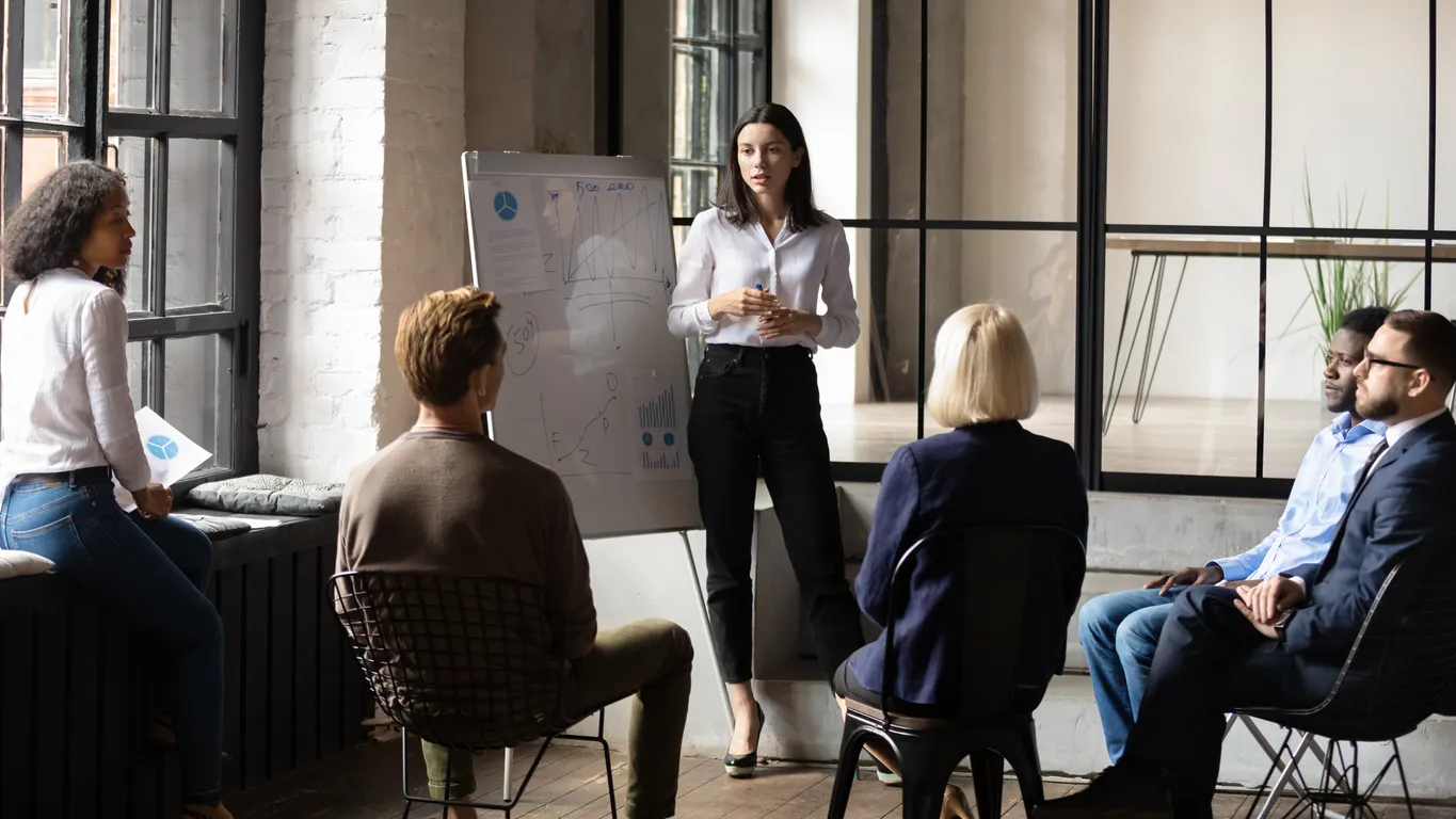 salle de seminar avec des adultes dedans