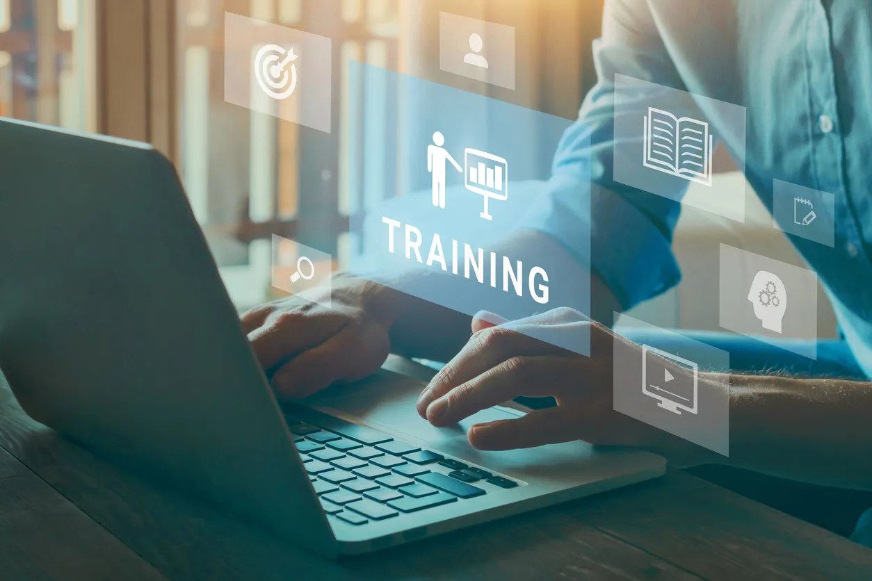 ordinateur portable de dos avec une icone et le mot training écrit