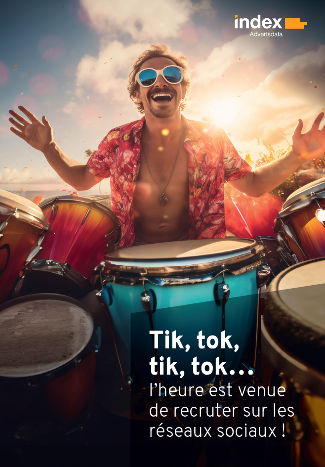 Homme qui joue de la batterie sous le soleil