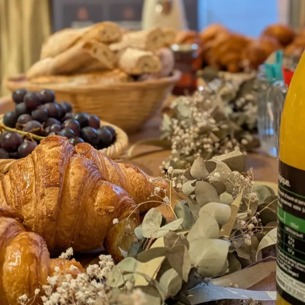 Croissant et jus de fruit, petit déjeuner sur une table