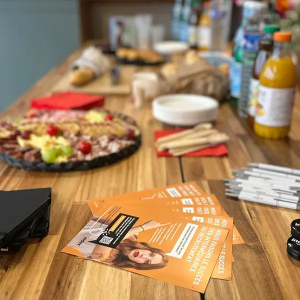 Flyer Advertsdata sur une table avec petit déjeuner