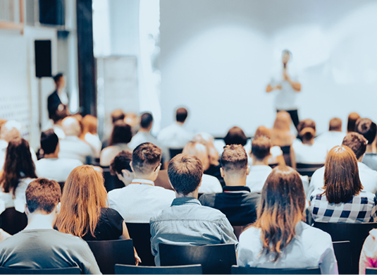 personnes dans une salle de séminar