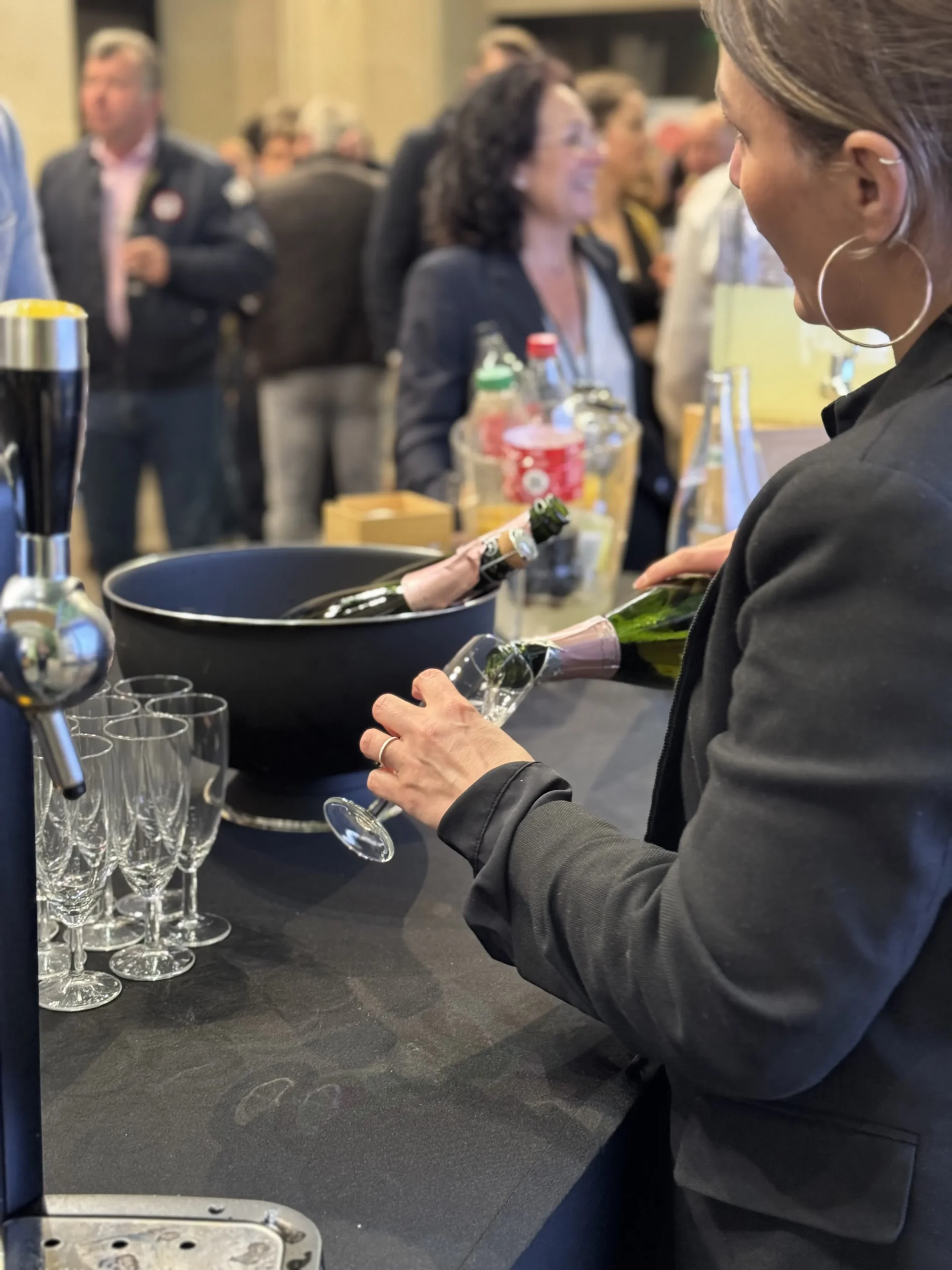 Personne en train de servir du champagne