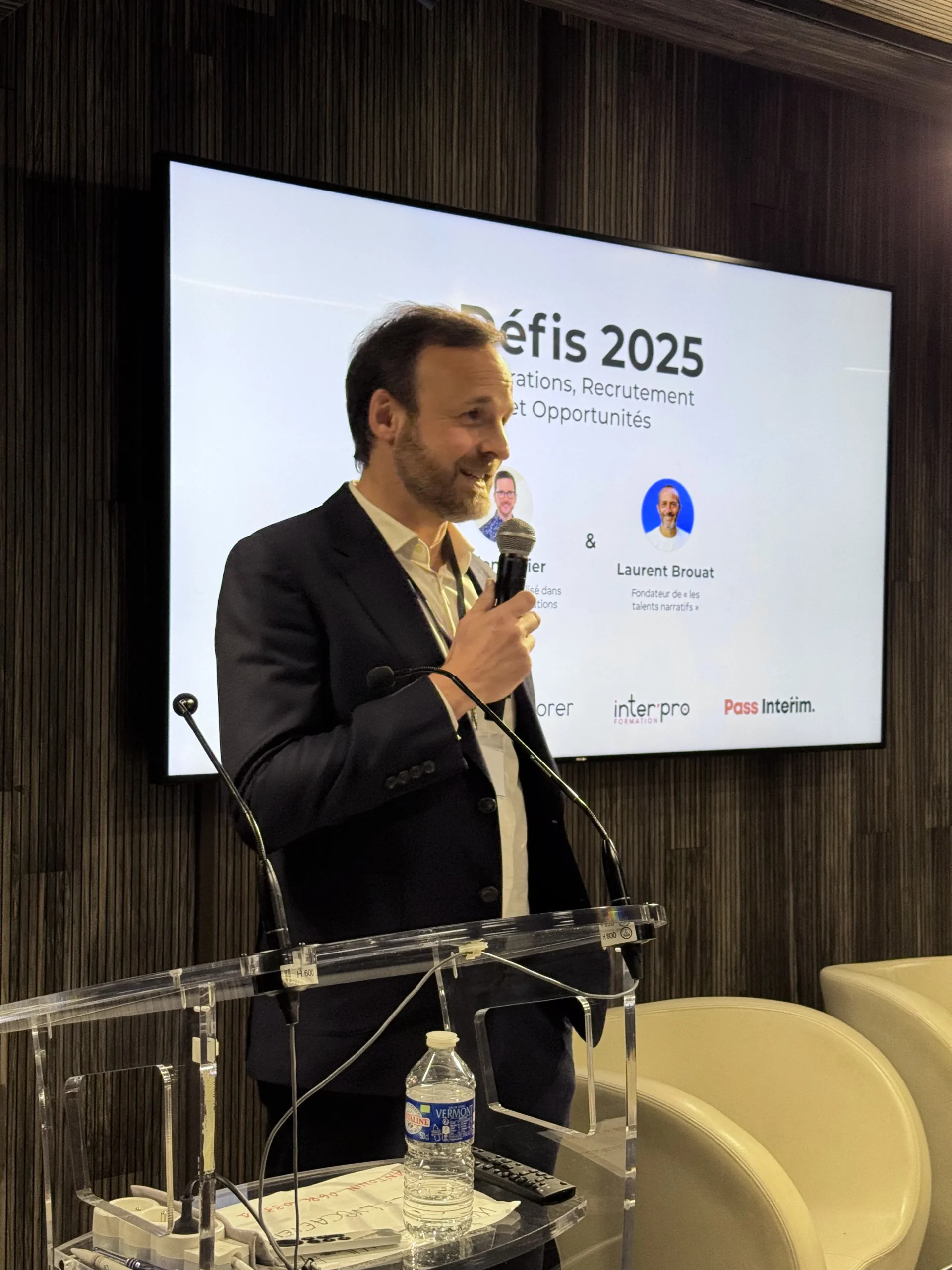 Jérémie Roboh en train de faire une présentation