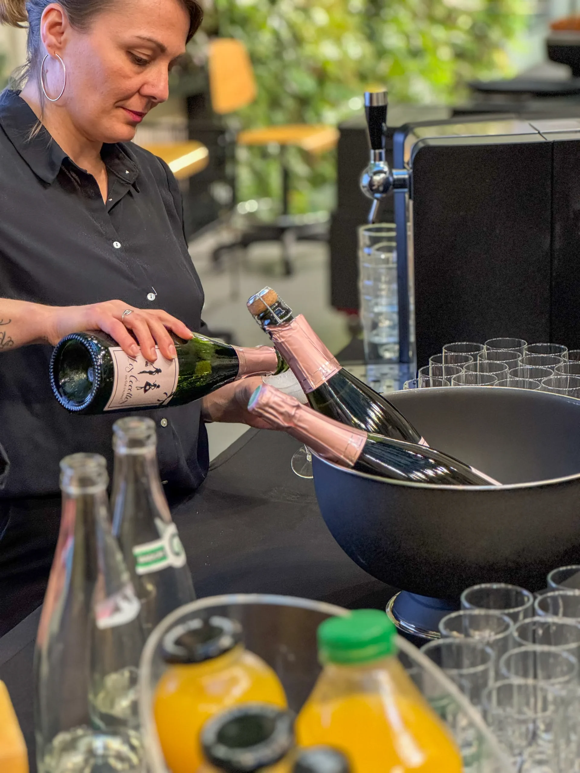 Personne en train de servir le champagne