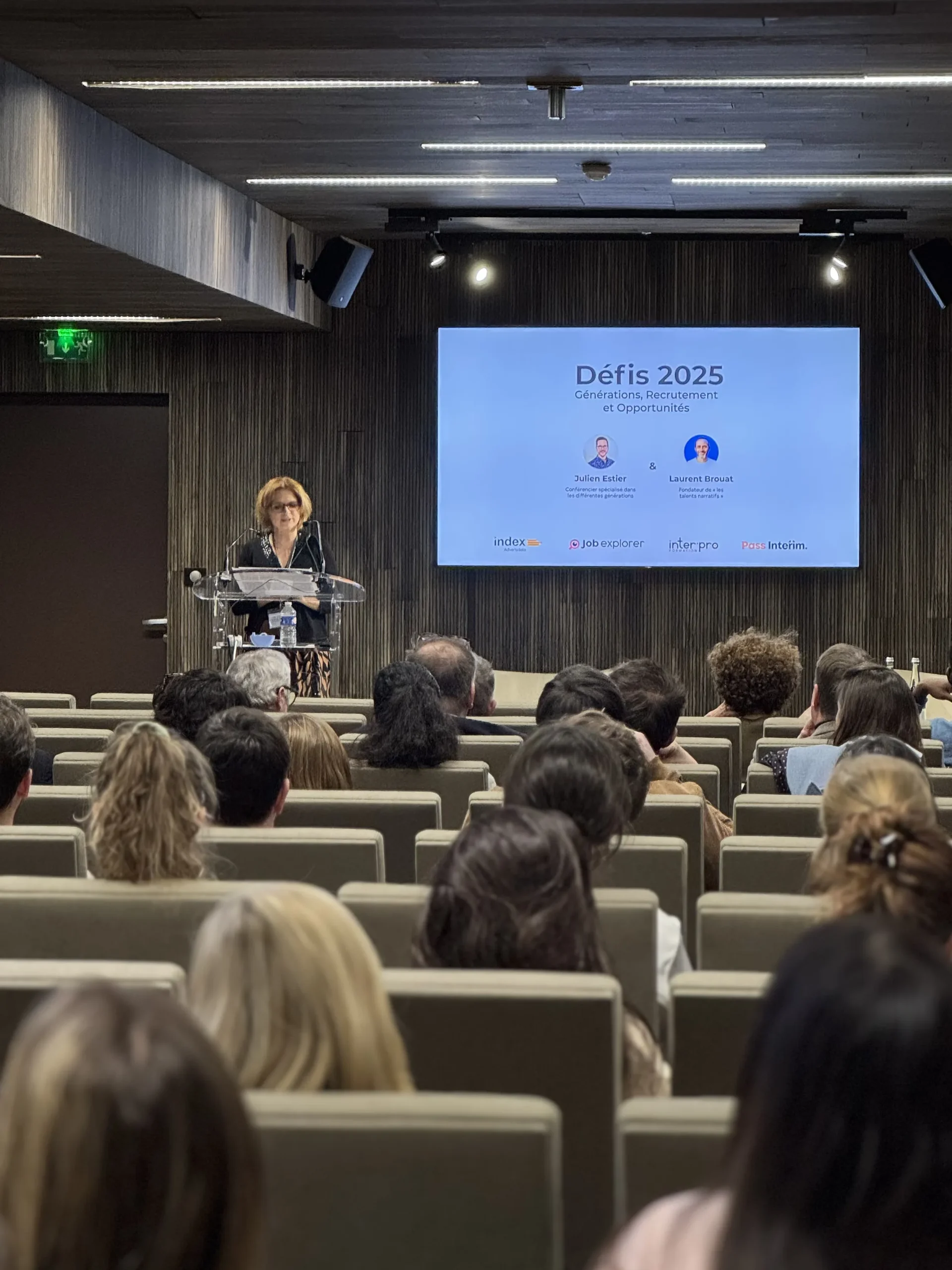 Salle de séminaire dans lqauelle Graziella Vuillemin fait une présentation